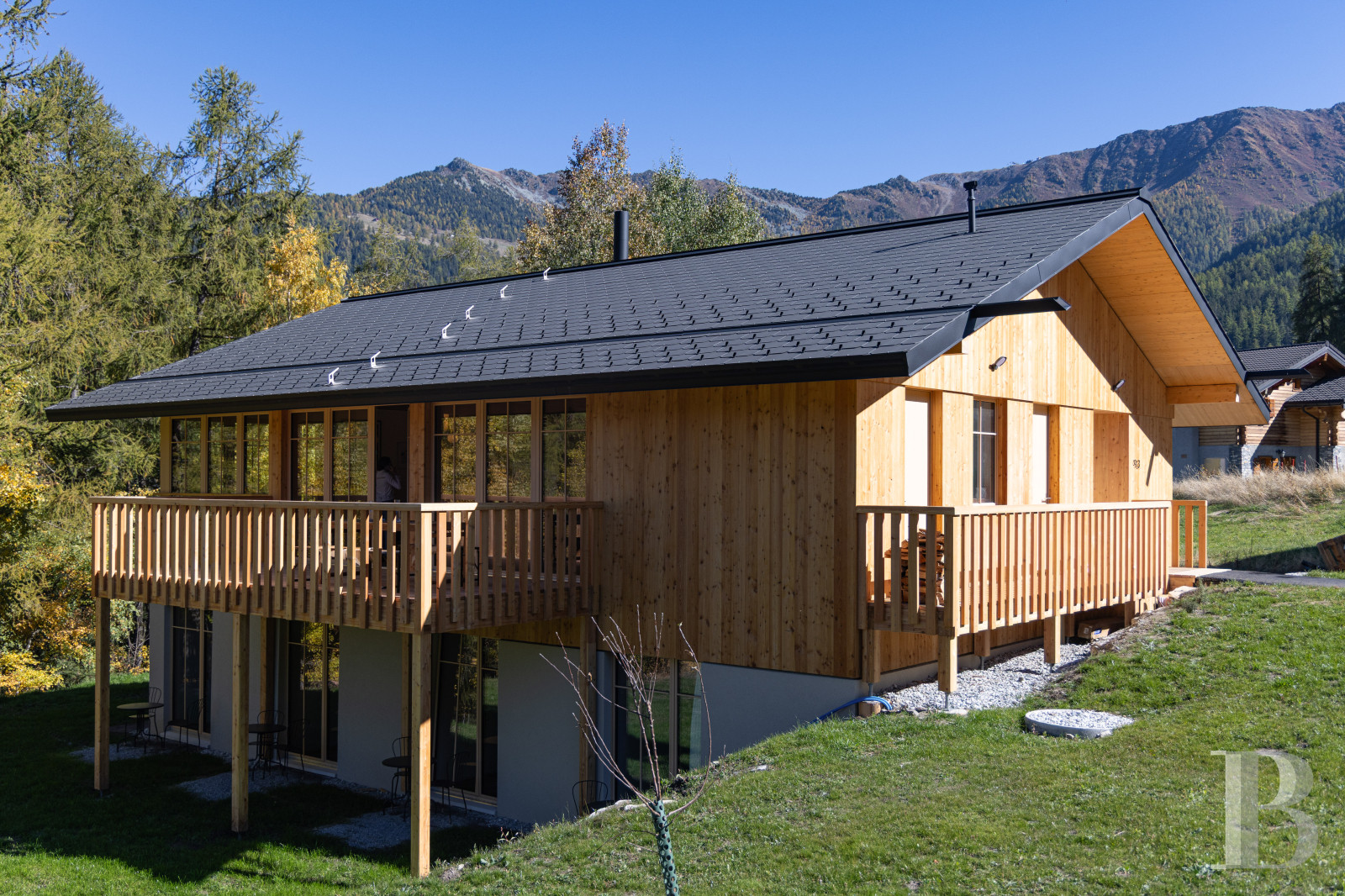 En Suisse, dans le canton du Valais, un vaste chalet à proximité du domaine des 4 Vallées - photo  n°1